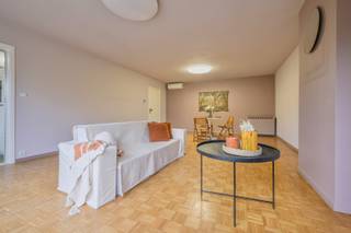 Op zoek naar ruimte, licht en een centrale ligging? Dit bijzonder ruime appartement op de bovenste verdieping heeft heel wat troeven in huis. Met maar liefst 3 slaapkamers, een ruime leefruimte, een grote keuken én een garage is dit een ideale thuis voor wie graag wat extra ruimte heeft. Via de inkomhal komen we in de ruime woonkamer, waar de parketvloer en grote raampartijen meteen zorgen voor een aangenaam en lichtrijk gevoel. De woonkamer beschikt bovendien over airconditioning, wat ook tijdens warme zomerdagen voor extra comfort zorgt. De ruime keuken biedt naast voldoende werk- en kastruimte ook plaats voor een gezellige eethoek aan het raam. Een ideale plek voor een ontbijt met zicht naar buiten, maar evengoed een praktische ruimte om thuis te werken.<br />Het appartement beschikt over 3 volwaardige slaapkamers, waaronder een ruime hoofdslaapkamer die eveneens voorzien is van airconditioning. Verder is er een apart gastentoilet en een badkamer die met een beperkte opfrissing opnieuw helemaal naar eigen smaak kan worden ingericht. Ook buiten is er extra bergruimte: op het terras bevinden zich twee praktische bergingen.<br />Een absolute meerwaarde is de ruime garage, waar zonder problemen een grote wagen kan worden gestald. Extra parkeergelegenheid is bovendien vlot beschikbaar aan het nabijgelegen kerkplein.<br />Ook de ligging van dit appartement is een absolute troef. Op korte afstand vind je twee basisscholen, een supermarkt en een drankencentrale. Ook het station van Bornem bevindt zich op ongeveer 1 km, ideaal voor wie zich vlot met het openbaar vervoer wil verplaatsen.<br />Voor een hapje of drankje hoef je niet ver te gaan. Op minder dan 100 meter vind je een gezellige bistro, waar ook heel wat wielerliefhebbers graag samenkomen, en daarnaast een leuke cremerie voor een heerlijke pauze. Ook natuurliefhebbers en hondenbaasjes zitten hier goed. Coolhembos ligt op slechts enkele minuten rijden en een hondenweide bevindt zich op wandelafstand.<br />Dankzij de gunstige ligging ten opzichte van de A12 en de N16 is ook de bereikbaarheid uitstekend. Zo zijn omliggende gemeenten en belangrijke verbindingswegen vlot bereikbaar.<br />Daarnaast bevindt het appartement zich op korte afstand van verschillende belangrijke werkgevers uit de regio, waaronder Pfizer, Novartis, Purna en Duvel Moortgat. Een interessante ligging dus voor wie comfort, bereikbaarheid en werkgelegenheid graag combineert.<br />Het gebouw wordt op een kleinschalige en eenvoudige manier beheerd, waarbij één van de mede-eigenaars het beheer van de gemene delen op zich neemt. De kosten worden onderling evenredig verdeeld. Bovendien werd de CV-brander recent vernieuwd. De ligging in het centrum van Ruisbroek zorgt ervoor dat dagelijkse voorzieningen vlot bereikbaar zijn.<br />