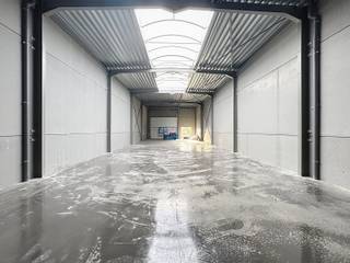 <u><strong>ALGEMEEN:</strong></u><br />Het betreft hier een opbouw van een nieuw bedrijfsverzamelgebouw, bestaande uit 18 KMO-units en 2 kantoren. <br />Rondom het gebouw is een private weg aangelegd met 58 parkeerplaatsen.<br /><br /><u><strong>Benaderende AFMETINGEN:</strong></u><br />Breedte: 11m x lengte: 28m of 307 m²<br /><br /><u><strong>AFWERKING:</strong></u><br />- <strong>Stalen constructie:</strong> gezandstraald, behandeld met lasprimer en voorzien van all meta coating<br />- <strong>Geïsoleerde (10cm PIR) gladde betonpanelen</strong> - EPB-conform<br />- <strong>Scheidingswanden in gladde betonpanelen</strong>, dienst doende als brandmuur (EI60)<br />- <strong>Gepolierde en gewapende betonvloer</strong> (15cm) met XPS vloerisolatie (volgens EPB-normering)<br />- <strong>Geïsoleerd (100mm PIR) plat dak</strong> bestaande uit geprofileerde staalplaten (Steeldeck met roofing)<br />met <strong>centrale lichtstraat</strong> (dubbelwandige polycarbonaat platen (2x 10mm vierwandig), voorzien van rook- en warmteafvoersysteem)<br />- 1 geïsoleerde, <strong>automatische sectionaalpoort</strong> (h: 4,20m; b: 4,50m) met afstandsbediening (één zender)<br />- Per unit is <strong>een raampartij </strong>voorzien en glazen inkomdeur. IDEAAL om nog een kantoorruimte te voorzien.<br />- Extra belasting voor zonnepanelen is voorzien: 15kg/m²<br /><br /><strong>Conform bijlage 6, Brandklasse C!</strong><br />Automatische branddetectie met RWA-luiken<br /><br /><u><strong>NUTSVOORZIENINGEN:</strong></u><br />De individuele aansluitingen per unit op water, elektriciteit (40A, 3 x 400V), internet/telefoonkabel van het tellerlokaal tot in de unit. Het tellerlokaal bevindt zich in unit 1, die voorzien is van 2 afzonderlijke buitendeuren. Er is een gescheiden rioleringsstelsel voorzien voor afvoer van regen- en afvalwater. Per unit is een afvoer voorzien voor sanitaire module.<br />Per 2 units is regenwaterput van 10.000 liter voorzien, met aanzuigleiding per unit (zonder pomp).<br /><br /><u><strong>OMGEVINGSWERKEN en TOEGANGSWEGEN</strong></u>:<br />Rond de gebouwen zal de buitenaanleg en de groenvoorziening uitgevoerd worden conform het lastenboek en plannen.<br /><br /><u><strong>LIGGING:</strong></u><br />- Centrale ligging in West-Vlaanderen<br />- Op slechts enkele kilometers van de autosnelweg E403 (Brugge-Kortrijk), afrit 'Ruddervoorde-Zedelgem'<br />- Op 500m van N32 - verbindingsbaan Brugge-Torhout<br /><br /><u>* Bijzonderheden:</u><br />- Vermelde prijzen zijn exclusief 21% btw, aansluitingskosten van de nutsvoorzieningen, meterkast, deelname basisakte, opmeting, PID en brandcentrale.<br />- Interessant voor btw-plichtige (21% btw is <strong>volledig recupereerbaar, geen registratie</strong>!)<br />- Voorziene oplevering: <strong>Q4 2025</strong><br />- Onze referentie op <strong>www.centro-bedrijfsvastgoed.be</strong>: <strong>Q0762-6</strong> of contacteer ons op <strong>050 70 01 02</strong>.
