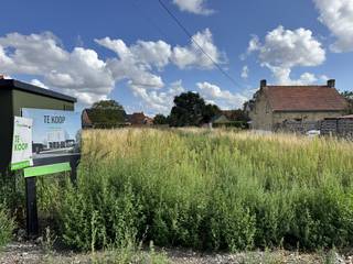Wenst u residentieel te wonen in het rustige Bovekerke op een perceel bouwgrond van 1113m² met zuidgerichte oriëntatie?<br /><br />Hier kunt u zelf uw droomwoning realiseren. Dit stuk bouwgrond voor een alleenstaande villa is vergund met een poolhouse en zwembad/vijver. U kan met de bestaande plannen verder of uw eigen stijl van woning ontwerpen. <br /><br />Vrij van bouwheer. U kan dus alles zelf op maat gaan bouwen. <br />Reeds plannen vergund voor een moderne villa met zwembad en poolhouse, maar u bent vrij om hiervan af te wijken mits goedkeuring door gemeente. <br /><br />Bent u op zoek naar een unieke bouwgrond? Contacteer ons voor een afspraak.