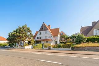 <p><strong>Ruime halfopen woning met enorm potentieel op slechts 250m van de zee!</strong><br /><br />Bent u op zoek naar een eigen stek op een absolute toplocatie aan de kust? Op slechts 250 meter van het strand en de zee bevindt zich deze <strong>karaktervolle, halfopen bebouwing</strong>. Met maar liefst <strong>zes slaapkamers</strong>, een <strong>inpandige garage </strong>en een functionele indeling, biedt deze woning een waaier aan mogelijkheden voor wie op zoek is naar een ruime gezinswoning of een fantastisch tweede verblijf in Knokke-Heist.<br /><br /><strong>Indeling:</strong><br />U betreedt de woning via een uitnodigende inkomhal, voorzien van een apart gastentoilet. De lichte leefruimte loopt naadloos over in de eetkamer, die vervolgens toegang verleent tot de keuken. Vanuit de keuken bereikt u moeiteloos <strong>het terras</strong> aan de achterzijde, waar het heerlijk vertoeven is. Daarnaast is er via de keuken een directe trap naar de ruime kelder.<br />De trap in de leefruimte leidt u naar de eerste verdieping. Hier bevinden zich <strong>drie volwaardige slaapkamers</strong>, een badkamer en een apart toilet.<br />Ook de tweede verdieping is verrassend ruim en herbergt nog eens <strong>drie extra slaapkamers</strong>. Eén van deze kamers is uitgerust met een luik (zonder vaste trap) dat toegang geeft tot de <strong>ruime zolder</strong> van ca. 20m², voorzien van ramen aan weerszijden van de woning, ideaal als extra bruikbare ruimte of slaapkamer.<br />Een <strong>zeldzame troef</strong> zo dicht bij de zee is de <strong>parkeer- en opbergruimte</strong>. De woning is <strong>volledig onderkelderd</strong> en beschikt over een praktische <strong>inpandige garage</strong>. Daarbovenop is er nog <strong>plaats voor een extra wagen op de helling</strong> van de oprit.<br /><br /><strong>Bijzonderheden:</strong><br /><strong>VRAAGPRIJS = RICHTPRIJS<br />Toplocatie!</strong><br /><strong>6 slaapkamers</strong> en een <strong>zolder</strong>;<br />EPC-label <strong>D</strong>;<br />Te renoveren woning met<strong> bijzonder veel potentieel</strong>.<br /><br /><strong>Deze eigendom is een ruwe diamant op een uiterst gewilde locatie. Maak van deze woning uw eigen droomplek aan de kust!</strong></p>