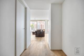 <p>Lichtrijk appartement met prachtig uitzicht in Antwerpen! Dit prachtige appartement van <strong>112 m²</strong> bevindt zich in een moderne wooncomplex in het hart van Antwerpen en biedt een ideale combinatie van comfort, stijl en uitzicht. Met <strong>drie ruime slaapkamers </strong>en <strong>twee royale terrassen</strong>, is dit appartement perfect geschikt voor gezinnen of koppels die kwaliteit en ruimte zoeken.</p><p><strong>Indeling:</strong> inkomhal met apart gastentoilet en een ruime berging. Vanuit de hal betreed je de <strong>lichtrijke leefruimte</strong>, die toegang biedt tot twee ruime <strong>terrassen met een totale oppervlakte van 24 m²</strong>. De leefruimte sluit naadloos aan op de <strong>volledig geïnstalleerde keuken</strong>, voorzien van alle hedendaags comfort (oven, microgolf, lavabo, koelkast en tal aan ingemaakte kasten). De nachthal geeft toegang tot de eerste badkamer, uitgerust met een douche en een lavabomeubel, evenals twee volwaardige slaapkamers van respectievelijk 9,5 m², 9 m² en een derde slaapkamer van 14 m² met een en-suite badkamer (ligbad, toilet, lavabomeubel).</p><p><strong>Troeven:</strong> gemeenschappelijke tuin, prachtig uitzicht, uitstekende locatie</p><p><strong>Extra: </strong><br />- EPC 46 kWh/m2 jaar (Score A -> GEEN renovatieverplichting!) <br />- Elektriciteit conform<br />- Watertoets: perceelscore A, gebouwscore A. <br />- Woongebied, stedenbouwkundige informatie in aanvraag</p><p>Nabij school, winkels, autosnelweg, openbaar vervoer, etc. Voor meer info ga naar www.coenenvastgoed.be of bel 03/375.82.92<br /> </p>