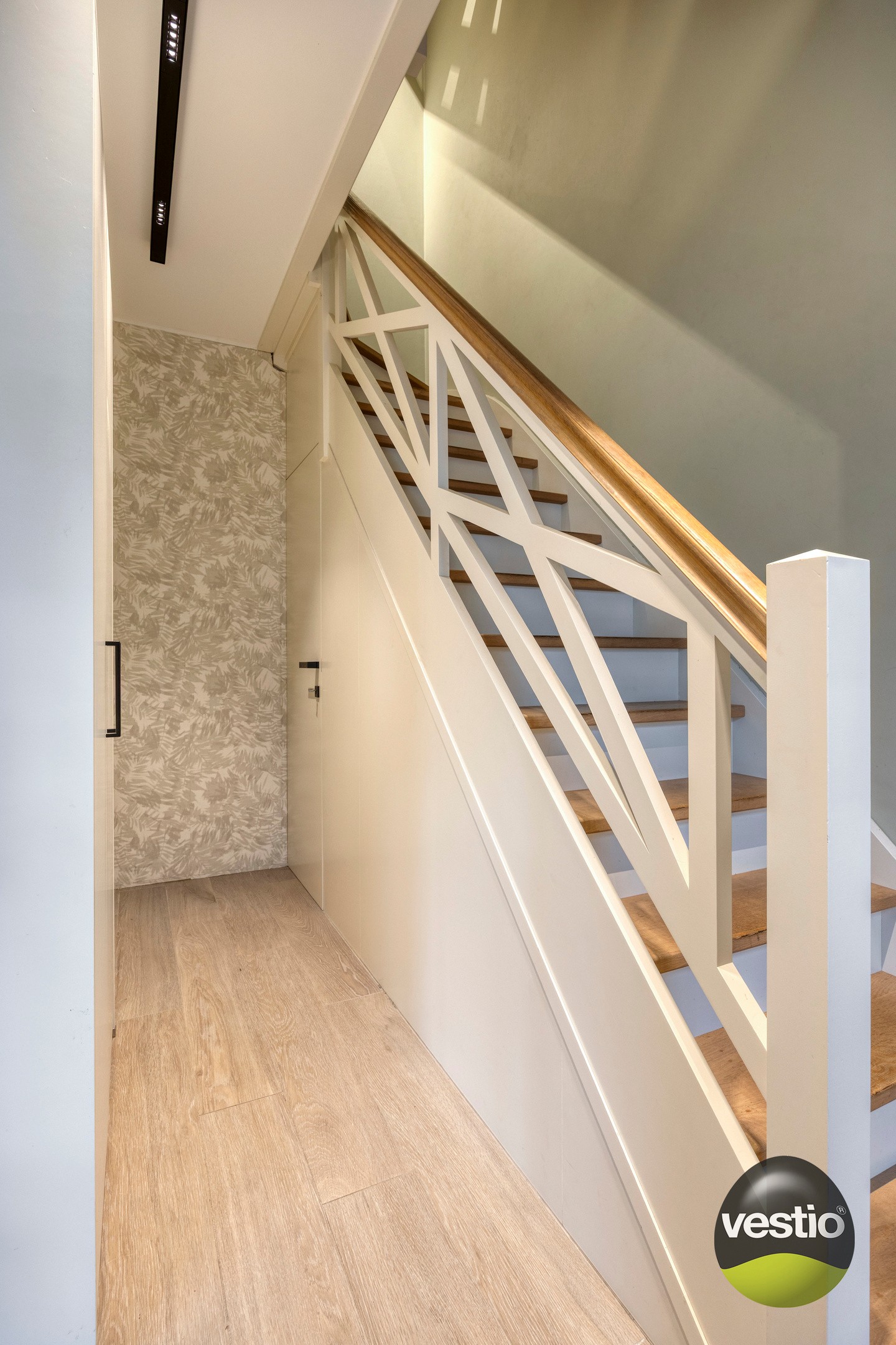 Charmante, gerenoveerde stadswoning met 4 slaapkamers en grote stadstuin. - foto 2