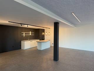 Dit instapklaar kantoor is gelegen op de eerste verdieping, aan de rand van het centrum van Retie, op 3 minuten rijden van de E34. Het kantoor...