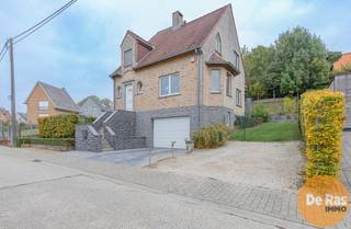 <br />HERZELE - Degelijke open bebouwing met verrassend veel ruimte<br /><br />Gelegen in het landelijke Sint-Lievens-Esse, vlak naast het dorpsplein, vind je deze charmante open bebouwing met een solide structuur en veel ruimte. De woning is volledig onderkelderd (100m²) en biedt plaats aan een garage, wasplaats en de mogelijkheid tot een extra toilet.<br /><br />Op de eerste verdieping bevindt zich een uitnodigende inkomhal met gastentoilet, een ruime en lichtrijke leefruimte met aansluitende grote keuken met zicht op de tuin, en een bureau. De bovenverdieping omvat een royale nachthal, drie slaapkamers en een badkamer met toilet. Tot slot is er nog een ruime zolder die extra mogelijkheden biedt.<br /><br />Voor meer informatie of een bezoek kan u ons steeds telefonisch contacteren: 053/60.65.60.