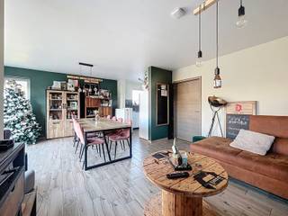 <strong><span>Moderne Nieuwbouwwoning met 3 SLPK, Garage én Tuin!<br /><br /></span>BEZOEKDAG ZATERDAG 11/4!</strong><br /><br />Deze <strong>moderne halfopen bebouwing</strong>, gelegen in de <strong>rustige en groene omgeving van Burst</strong>, een deelgemeente van Erpe-Mere, biedt de ideale thuis voor wie op zoek is naar comfort en rust, zonder in te boeten op moderne voorzieningen.<br /><br />Wat deze woning te bieden heeft:<br /><br /><strong>Lichtrijke Leefruimte</strong>: De <strong>grote ramen</strong> zorgen voor <strong>een overvloed aan natuurlijk licht</strong> en een prachtig uitzicht op de goed onderhouden tuin.<br /><br /><strong>Open Keuken</strong>: De volledig geïnstalleerde, nieuwe keuken biedt alles wat je nodig hebt!<br /><br /><strong>Gelijkvloers</strong>: De woning beschikt over <strong>een inpandige garage</strong>, <strong>ruime berging met plaats voor wasmachine en droogkast </strong>én <strong>een apart toilet</strong>, waardoor het gelijkvloers heel praktisch is.<br /><br /><strong>Bovenverdieping</strong>: Hier vind je <strong>3 ruime slaapkamers</strong> die voldoende ruimte bieden voor het hele gezin. Daarnaast is er <strong>een polyvalente ruimte die ideaal kan dienen als bureau, hobbykamer of inloopdressing</strong>.<br /><br /><strong>Badkamer</strong>: De badkamer is uitgerust met <strong>een dubbele lavabo en een douche in bad</strong>, zodat je zowel van comfort als ontspanning kunt genieten. Ook op de bovenverdieping is er een apart toilet.<br /><br /><strong>Zolder</strong>: De <strong>ruime zolder (37,5 vierkante meter)</strong>, die <strong>momenteel bereikbaar is via een zolderluik</strong>, biedt tal van uitbreidingsmogelijkheden voor extra kamers of opslagruimte.<br /><br /><strong>Buitenruimte</strong>:<br /><br /><strong>Tuin en Terras</strong>: De woning beschikt over <strong>een mooie, grote tuin met een aangelegd terras</strong> waar je in alle rust kunt genieten van het buitenleven. Daarnaast is er <strong>een tuinberging voor extra opslagruimte</strong>.<br /><br /><strong>Staanplaats/Oprit</strong>: Aan de rechterzijde van de woning is een staanplaats/oprit, wat <strong>een</strong> <strong>praktische toegang tot de woning</strong> biedt via de zijkant.<br /><br /><strong>Energiezuinig</strong>:<br /><br />Dankzij de <strong>zonnepanelen en de zeer energiezuinige EPC</strong>, geniet je van lage energiekosten en een groenere voetafdruk.<br />Deze woning is <strong>een perfecte combinatie van rust, ruimte en energie-efficiëntie</strong>. <br /><br />Voor meer info en/of een bezoek, contacteer uw vastgoedkantoor KURTIMMO via info@kurtimmo.be OF 0476/076993.