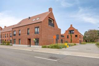 Verkoop onder registratierechten (2% onder voorwaarden of 12%) !<br /><br />Dit prachtige nieuwbouwappartement is gunstig gelegen in de dorpskern van Onze-Lieve-Vrouw Olen. Winkels, scholen, openbaar vervoer, het station, ... bevinden zich allemaal op wandel- en fietsafstand. Daarnaast geniet je van een vlotte verbinding naar de omliggende gemeenten (Geel, Westerlo, Herentals en Kasterlee) en de E313.<br /><br />Je betreedt het appartement via een ruime inkomhal met voldoende plaats voor een vestiaire. De lichtrijke leefruimte is opgedeeld in een zithoek, een eethoek en een open keuken. Deze is volledig uitgerust met een vaatwasser, koelkast, combi-oven, inductievuur en dampkap. Aansluitend aan de keuken vind je een handige, koele berging.<br /><br />Verder beschikt het appartement over twee slaapkamers, een apart toilet, een wasplaats en een badkamer voorzien van een inloopdouche en een wastafel in meubel.<br /><br />Via het schuifraam in de leefruimte stap je zo het terras op, dat toegang biedt tot de gemeenschappelijke tuin.<br /><br />Het betreft een energiezuinig appartement uitgerust met vloerverwarming op aardgas, een ventilatiesysteem, regenwaterrecuperatie én 2 privatieve zonnepanelen.<br /><br />Tot slot bereik je via de lift de ondergrondse verdieping. Daar beschik je over een ruime privatieve autostaanplaats en een privatieve kelderberging, welke beide in de prijs zijn inbegrepen. Er is tevens een gemeenschappelijke fietsenstalling aanwezig.<br /><br />EPC: 45 kWh/m² jaar (E23)