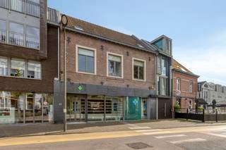 <p><strong>Statige herenwoning met handelsruimte, dubbele garage en prachtige tuin met zwembad</strong></p>
<p>Bent u op zoek naar een unieke eigendom waar wonen, werken en genieten harmonieus samenkomen? Dan zal deze statige en karaktervolle woning u ongetwijfeld weten te bekoren. Achter de verzorgde gevel schuilt een verrassend ruime woning met een volledig ingerichte handelsruimte aan de straatzijde, een luxueuze woonbeleving en een schitterende tuin met zwembad.</p>
<p>Aan de voorzijde bevindt zich de handelsruimte met grote etalage, ideaal voor een vrij beroep, kantoor, praktijkruimte of winkel. Dankzij de aparte indeling kan wonen en werken hier perfect gecombineerd worden.</p>
<p>Het woongedeelte straalt licht en ruimte uit. De royale woonkamer geniet van grote raampartijen met een prachtig zicht op de tuin en biedt plaats aan zowel een gezellige zithoek als een ruime eetkamer. Aansluitend bevindt zich de volledig uitgeruste leefkeuken waar gezellig tafelen centraal staat. Verder vindt u op het gelijkvloers nog een praktische wasplaats, een afzonderlijke bureauruimte en ruime keldervertrekken die tal van opslagmogelijkheden bieden.</p>
<p>Op de eerste verdieping bevinden zich drie ruime slaapkamers. De badkamer is uitgerust met zowel een douche als een ligbad. Daarnaast beschikt de woning over een afzonderlijke dressing met ingebouwde kasten en een badkamermeubel met dubbele wastafel.</p>
<p>De afgewerkte zolderverdieping vormt een absolute meerwaarde. Hier bevindt zich nog een uitzonderlijk grote kamer met ingebouwde kasten en een wastafel. Deze ruimte leent zich perfect als master bedroom, hobbyruimte, atelier, speelkamer of extra bureel. Bovendien is er nog een afzonderlijke bergzolder aanwezig (met mogelijkheid tot het creëren van een slaapkamer).</p>
<p>Ook buiten laat deze eigendom niets te wensen over. De aangelegde en volledig private tuin vormt een ware oase van rust. In het poolhouse is een extra toilet en douche aanwezig, alsook de filterinstallatie van het zwembad en een praktische bergzolder. Onder het overdekte terras met open haard geniet u het hele jaar door van het buitenleven. Het verwarmde zwembad nodigt uit tot ontspanning tijdens warme zomerdagen. Achteraan het perceel bevindt zich een zeer ruime dubbele garage met bergruimte.</p>
<p>Deze unieke eigendom combineert charme, ruimte, comfort en commerciële mogelijkheden op een uitstekende locatie. Een ideale opportuniteit voor wie op zoek is naar een prestigieuze gezinswoning met praktijk- of handelsruimte aan huis. Het handelsgedeelte kan ook apart verhuurd worden.</p>
<p><strong> </strong></p>
<p><strong> </strong></p>
<p><strong>Troeven</strong></p>
<p>✅ Handelsruimte met aparte uitstraling en grote etalage - ca 65m²<br />✅ Royale en lichtrijke woonkamer<br />✅ Volledig ingerichte leefkeuken<br />✅ Bureauruimte en wasplaats<br />✅ Ruime keldervertrekken<br />✅ 3 grote slaapkamers<br />✅ Dressing met dubbele wastafel<br />✅ Badkamer met douche en ligbad<br />✅ Zeer ruime zolderkamer met ingebouwde kasten<br />✅ Bergzolder<br />✅ Mooie tuin met zwembad<br />✅ Overdekt terras met buitenhaard / poolhouse met extra douche en toilet<br />✅ Grote dubbele garage met extra bergruimte<br />✅ Ideale combinatie van wonen en werken!</p>