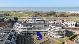 Tussen Oostende en Bredene, waar strand en rust elkaar ontmoeten, vind je dit stijlvol en luxueus afgewerkt penthouse. Het ligt in een...