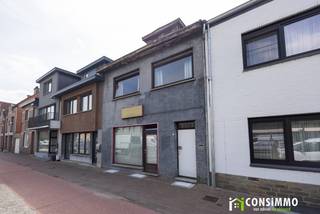 Bent u op zoek naar een ruime woning die u volledig naar eigen smaak en wensen kunt renoveren? Deze rijwoning aan de Emiel van Dorenlaan 16 in Genk biedt met een bewoonbare oppervlakte van maar liefst 168 m², drie slaapkamers, een uitbreidbare zolder én een polyvalente praktijkruimte bijzonder veel mogelijkheden. Een interessante opportuniteit voor wie op zoek is naar een renovatieproject op een uiterst gunstige locatie.<br /><br /><strong>Indeling</strong><br />Via de inkomhal betreedt u de woning met toegang tot de praktijkruimte en de leefruimte. De praktijkruimte op het gelijkvloers biedt verschillende mogelijkheden en leent zich uitstekend voor een zelfstandige activiteit, kantoor of thuiswerkplek en heeft een aparte voordeur. Wie liever extra woonruimte creëert, kan deze ruimte eveneens omvormen tot een gelijkvloerse slaapkamer of integreren in de bestaande leefruimte.<br /><br />De leefruimte geeft toegang tot de keuken. Via de aansluitende sas bereiken we het gastentoilet en de praktische garageberging. Zowel vanuit de leefruimte als via de sas heeft u toegang tot het terras en de achterliggende tuin.<br /><br />Op de eerste verdieping bevinden zich drie slaapkamers en een badkamer.<br /><br />Een bijkomende troef is de ruime zolderverdieping, bereikbaar via een vaste trap. Deze biedt nog heel wat potentieel en kan bij een renovatie verder ingericht worden tot één of meerdere extra slaapkamers, een bureau, hobbyruimte of andere invulling naar wens.<br /><br /><strong>Technische informatie</strong><br />De woning beschikt over een bewoonbare oppervlakte van ca. 168 m² en een perceel van 3a 7ca. De woning behaalt momenteel een EPC-label F en is bijgevolg onderhevig aan de renovatieverplichting en dient volledig gerenoveerd te worden, waardoor u de mogelijkheid krijgt om het pand technisch, energetisch én esthetisch volledig naar eigen smaak te vernieuwen. De ramen zijn deels voorzien van enkele en deels van dubbele beglazing in houten profielen. De verwarming gebeurt momenteel elektrisch. <br /><br /><strong>Buurtinformatie</strong><br />De woning geniet van een bijzonder gunstige ligging in Genk-Waterschei. De handelsstraten Hoevenzavellaan, Stalenstraat en Vennestraat bevinden zich vlakbij en bieden een uitgebreid aanbod aan winkels, supermarkten, horeca en andere dagelijkse voorzieningen. Ook de scholencampus van Genk en het SportinGenk Park zijn vlot te voet of met de fiets bereikbaar.<br /><br />Dankzij de nabijheid van de Westerring en de E314 geniet u bovendien van een uitstekende verbinding naar Genk-Centrum en de omliggende gemeenten. Een centrale locatie die bijzonder interessant is voor wie een ruime woning volledig naar eigen smaak wil transformeren, zonder in te boeten aan bereikbaarheid en dagelijkse voorzieningen.<br /><br />Bent u op zoek naar een renovatiepand met ruimte, potentieel en tal van mogelijkheden op een gunstige locatie in Genk? Contacteer ons via 089 69 30 01 of info@consimmo.be voor meer informatie of een bezoek ter plaatse. Bekijk ook de virtuele tour op onze website www.consimmo.be.
