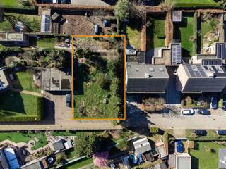 <p><span>Uitermate rustig gelegen, aan het einde van een doodlopende straat, vinden we dit toch wel unieke perceel bouwgrond met een oppervlakte van 474m². Zuidwest georiënteerd, m.a.w. ook een prachtige oriëntatie.</span></p><p><span>De rust in combinatie met de ideale ligging t.a.v. het centrum van Kapellen en de belangrijkste verbindingswegen naar Antwerpen en Nederland maken dat dit perceel bouwgrond op een echte toplocatie gelegen is.</span></p><p><span>Op dit perceel bouwgrond kan U een woning oprichten van het type open bebouwing. </span></p><p><span>Bij deze alvast de belangrijkste gegevens: (1) bouwdiepte: 9m, (2) bouwbreedte: 9m, (3) afstand tot voorste perceelsgrens: 11m, (4) afstand tot zijdelingse perceelsgrenzen: 3m, (5) afstand tot achterste perceelsgrens: 11m, (6) twee verdiepingen en schuin dak. </span></p><p><span>Heeft U nog vragen over de bouwmogelijkheden, dan hoor ik dat graag.</span></p><p><span>Is uw interesse gewekt? Bel, mail of WhatsApp mij (stijn@vastgoedbardyn.be - 0478/95.01.51).</span></p><p><span> </span></p>