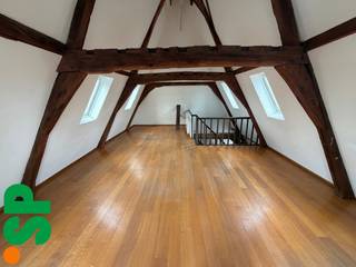 Duplex-appartement, gelegen in een karaktervol historisch pand op een absolute topligging aan de Grote Markt.Het appartement omvat een ruime eetkamer...