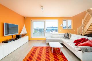 Penthouse op en top afgewerkt met duurzame en kwalitatieve materialen, gelegen in het hedendaags woonproject "Seagarden Village" waar u thuiskomt in alle rust en ruimte, doch waar alle voorzieningen terug te vinden zijn in de nabije omtrek. Dit prachtig pand gelegen op de 3/4de verdieping van een kleinschalige residentie, is ingedeeld, met op de benedenverdieping, inkomhal, gastentoilet, royale woon- en eetkamer, volledige uitgeruste keuken en praktische aansluitende berging. De stijlvolle houten trap leidt u naar de dakverdieping waar de slaapkamers (waarvan 1 momenteel ingericht als bureau) en badkamer terug te vinden zijn. Verder mag het zonovergoten terras niet vergeten worden, waar u in alle privacy geniet van een open zicht. Als kers op de taart beschikt u over een privatieve kelder en mogelijkheid tot afzonderlijk aankoop van een parking. Project op erfpacht.<br /><br />Verwarming: elektrisch. EPC: 277 kWh/m² - 20220914-0002675121-RES-1 - label C. Oppervlakte: 95 m² (totale indicatieve oppervlakte op basis van EPC-attest). Overstromingsgevoeligheid: Perceel score: D (ID 0841/00A002) / Gebouw score: D (ID 18482540). Stedenbouwkundige inlichtingen: Woongebied, Vergund, Geen rechterlijke herstelmaatregel of bestuurlijke maatregel opgelegd, Geen voorkooprecht ruimtelijke ordening aanwezig, Geen verkavelingsvergunning.