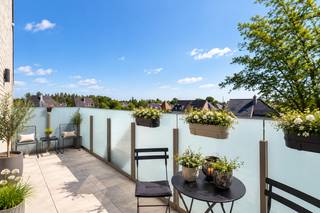 <strong>Een lichte leefruimte, buiten ontbijten op uw eigen terras en de auto comfortabel binnen parkeren: dit appartement combineert aangenaam wonen met praktisch comfort.</strong><br /><br />In de Nieuwe Molenstraat in Sint-Niklaas beschikt u over 75 m² met een open keuken, één slaapkamer, een badkamer, een afzonderlijk toilet en een praktische wasplaats/berging. De grote ramen brengen veel daglicht binnen. Op het zonnige terras geniet u van een open uitzicht.<br /><br />Het appartement dateert uit 2023 en beschikt over vloerverwarming, EPC A en conforme elektriciteit.<br /><br /><strong>De vraagprijs van €299.000 omvat het appartement, beide ondergrondse autostaanplaatsen én de private kelderberging. Deze zijn dus volledig inbegrepen, zonder bijkomende aankoopprijs. </strong><br /><br />U woont in een rustige, groene omgeving, met winkels, horeca en het centrum van Sint-Niklaas dichtbij. Een aantrekkelijke plek voor wie alleen of met z’n tweeën comfortabel wil wonen, of kleiner wil gaan wonen met behoud van wooncomfort.<br /><br /><strong>Ontdek zelf de leefruimte en het terras. Contacteer Alexander voor een persoonlijk bezoek: 0476 62 30 37 of alexander@ocvastgoed.be.</strong><br /><br />CV: aardgas <br />EPC: 61 kWh/m²jaar (A-label) – Bruto vloeroppervlakte: 75 m<sup>2</sup> volgens het EPC-attest (excl. terras)<br />Stedenbouwkundige inlichtingen: woongebied, bouwvergunning, verkavelingsvergunning, voorkooprecht, geen rechterlijke herstelmaatregel of bestuurlijke maatregel opgelegd.<br />Geen overstromingsgevoelig gebied: P-score: B, G-score: B.<br />Geen renovatieverplichting.