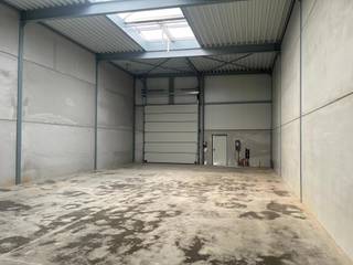 Modern magazijn 200m² te Ranst.<br />3 parkeerplaatsen <br />Volledig instapklaar.