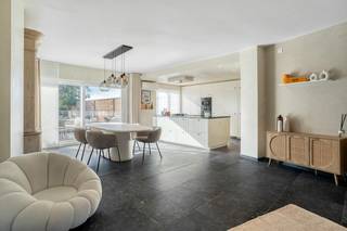 ENERGIEZUINIGE, INSTAPKLARE WONING MET GROTE ZONGERICHTE TUIN<br /><br />Op zoek naar een instapklare, energiezuinige woning met veel ruimte én een grote zonnige tuin? Dan is deze woning aan de Nieuwe Baan 53 in Vrasene beslist het ontdekken waard!<br /><br />De woning werd in 2018-2019 volledig gerenoveerd en verkeert in uitstekende staat. Met EPC-label A, zonnepanelen en conforme elektriciteit geniet u hier van een comfortabele en energiezuinige thuis.<br /><br />De centrale ligging zorgt voor een vlotte bereikbaarheid met de wagen en het openbaar vervoer. Een absolute troef is de ruime zongerichte tuin, aangevuld met een terras en een groot zonneterras op de verdieping.<br /><br />Bovendien werd recent een vergunning bekomen voor het verbouwen naar een handelsactiviteit (kapsalon, nagelstudio, verzekeringskantoor,...). Hierdoor biedt de woning ook interessante mogelijkheden voor wie wonen en werken wil combineren.<br /><br />Indeling:<br /><br />Gelijkvloers: inkomhal, slaapkamer/bureel, douchekamer, gastentoilet, zeer ruime garage, bergruimte, terras en grote tuin.<br /><br />1ste verdieping: zeer ruime woonkamer met open, volledig ingerichte keuken (gaskookvuur, vaatwasser, oven, microgolf, koelkast en diepvries), toilet, ruime slaapkamer en groot zonneterras.<br /><br />2de verdieping: ruime slaapkamer met ingebouwde kasten en airco, badkamer met ligbad en inloopdouche.<br /><br />Troeven: volledige renovatie 2018-2019 • EPC A • zonnepanelen • conforme elektriciteit • 3 slaapkamers • grote tuin • zonneterras • ruime garage • airco • vergunning voor handelsactiviteit • centrale ligging.<br /><br />PRE-SALE: bezoeken mogelijk van maandag 26 t.e.m. zaterdag 31 oktober 2026, uitsluitend op afspraak. De vermelde prijs is een instelprijs.<br /><br />Voor meer informatie kunt u contact opnemen met dossierverantwoordelijke Alain Van der Aa.<br /><br />Plan vandaag nog uw bezoek via dewaele.com of bel 03 296 80 50!<br /><br />De eigendom wordt aangeboden via de Pre-sale formule. Van 26/10/2026 om 09:00 tot 31/10/2026 om 18:00 kan u het huis op afspraak komen bezichtigen en een bod uitbrengen. De vermelde prijs is een instelprijs. Voor meer info, gelieve contact op te nemen met de dossierverantwoordelijke.<br /><br />Bestuursmaatregelen in het maatregelenregister: nee