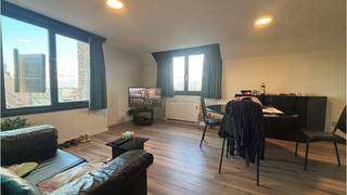 ? ? ? ? ? ? Dit volledig vernieuwd 1-slaapkamerappartement heeft een uitstekende en zeer rustige ligging in Kristus-Koning, een aangename en residentiele woonwijk, vlakbij winkels, openbaar vervoer en het centrum van Brugge en met een vlotte verbinding met de ring en het AZ Sint-Jan. Lift aanwezig   ? ? ? ? ?   **    **  ? ? ? ?  Omvat een inkom, lichtrijke living met ingerichte open keuken, 2 bergingen, 1 slaapkamer en een badkamer met inloopdouche, wastafel, toilet en voorziening wasmachine.  Op het gelijkvloers.is een nog een private berging en een gemeenschappelijke fietsenberging.    **  Kosten : + 35 euro per maand - Forfait elektriciteit + onderhoud algemene delen  **    **  Beschikbaar  1 januari 2026