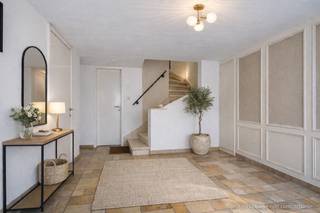 <p>We Invest Ciney Haute-Meuse biedt u in Dinant deze prachtige villa van 152 m² aan, die gerenoveerd moet worden en een uitzonderlijk uitzicht biedt op de Maasvallei. De begane grond bestaat uit een hal, een garage, een kelder en een wasruimte. De eerste verdieping biedt een lichte woonkamer met grote ramen en toegang tot een terras, een recente ingerichte keuken met toegang tot een tweede terras en de tuin, een slaapkamer en een doucheruimte. Op de tweede verdieping maken 3 slaapkamers en een badkamer met bubbelbad dit geheel compleet. Dit huis kan ook worden verhuurd voor toeristische doeleinden en biedt zo een uitstekend huurrendement. Technische gegevens: stookolieverwarming, PVC- en houten kozijnen met dubbele beglazing, elektrische conformiteit moet worden geregeld, EPC = E (uniek nummer 20220912006555). Wilt u genieten van dit uitzonderlijke uitzicht? Neem dan contact op met onze makelaar Cécile op 0470/823943 of via cecile.v@weinvest.be. °°° Wilt u ook verkopen met We Invest? Wij staan klaar om u bij uw project te begeleiden. Neem contact met ons op voor een GRATIS en VRIJBLIJVENDE WAARDERING! 0470/823943 - ciney@weinvest.be °°°</p>