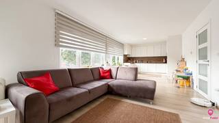 <p>Bij ImmoFusion 7/7 “open huis” : klik op onze 3D-TOUR.</p>
Aan de Koolmijnlaan 37/1 in Heusden-Zolder bevindt zich dit ruime en instapklare duplex appartement met drie slaapkamers, gelegen in een kleinschalig gebouw met slechts vier appartementen en twee handelspanden. Het gebouw dateert van 2001 en het appartement werd volledig vernieuwd in 2022. Dankzij de 16 zonnepanelen en de gunstige EPC-score van 144 (label B) woon je hier comfortabel én energiezuinig.<br /><br />De ligging is een echte troef: recht tegenover Aldi en Jumbo, met een bushalte voor de deur en een snelle aansluiting op de E314. In de directe omgeving is er bovendien ruime en gratis parkeergelegenheid aanwezig – ideaal voor bewoners én bezoekers.<br /><br />Pluspunten:<br />- Ruime en lichtrijke leefruimte;<br />- EPC B; 144;<br />- Moderne, volledig uitgeruste keuken!<br />- Twee verdiepingen;<br />- 3 slaapkamers!<br />- Verzorgde badkamer met lavabo en inloopdouche!<br />- Apart toilet!<br />- Geen syndicus = Geen vaste kosten!<br />- Kleinschalig gebouw!<br />- Ruime, gratis parkeermogelijkheden in de omgeving!<br />- Topligging tegenover winkels, nabij bushalte en E314!<br /><br />De afwerking werd in 2022 vernieuwd, wat zorgt voor een frisse en eigentijdse uitstraling. Er zijn 16 zonnepanelen aanwezig en deze zijn pas geplaatst!<br /><br />Dit appartement is ideaal voor wie op zoek is naar een ruime, energiezuinige en betaalbare woning zonder vaste kosten, op een centrale locatie in Heusden-Zolder. Perfect als gezinswoning of investering!<br /><br /><span>Voor een bezichtiging ter plaatse of meer info, bel ons op 078/78.78.70, of kom gerust eens langs op ons kantoor — u bent steeds welkom!</span>