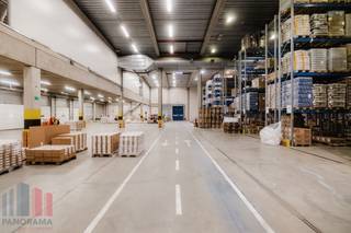 This logistics site is located in the industrial zone of Londerzeel and offers an exceptional base for logistics, storage, and distribution activities. Thanks to its location just 600 m from the A12, it benefits from a strategic position between Antwerp and Brussels, with easy connections to the E19 and the Brussels Ring.<br /><br />The warehouse offers a total surface area of 5,633 m² and can also be flexibly divided into two separate units of 2,795 m² and 2,784 m² respectively.<br /><br />The warehouse space has a clear height of 10 m, with 6 m under the mezzanine, ensuring maximum use of storage capacity. In addition, a mezzanine of 878 m² provides extra possibilities for storage or support activities.<br /><br />The building is equipped with 13 loading docks and benefits from ample manoeuvring space. The site is also fitted with energy-efficient LED lighting, solar panels, and a gas heating system, contributing to the building’s sustainability.<br /><br />The office area comprises 339 m² and has been ideally designed for administrative support and operational management.<br /><br />The site offers 13 car parking spaces and 20 van parking spaces, ensuring smooth accessibility. The building also holds a BREEAM Good certificate and combines energy efficiency with a future-oriented infrastructure.<br /><br />Contact <strong>PANORAMA B2B </strong>for more information or to arrange a non-binding site visit at <strong>+32 477 07 30 30.</strong>