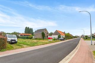 Dit mooi, ruim perceel voor open bebouwing van 1024m² is gelegen in een rustige, landelijke omgeving in Retie. <br /><br />De bouwgrond is gelegen op een 10-tal minuten van de autosnelweg E34 Antwerpen - Eindhoven en het centrum van Retie en Geel zijn vlot te bereiken via de Geelsebaan die vlakbij het perceel gelegen is. <br /><br />Achteraan het perceel is er een grote ruimte voor het plaatsen van bijgebouwen. <br /><br />Troeven:<br />- Gronddiepte 60 meter <br />- Fietspad tot centrum Retie en Dessel <br />- Bouwzone 210m²<br />- Geen overstromingsgevoelig gebied