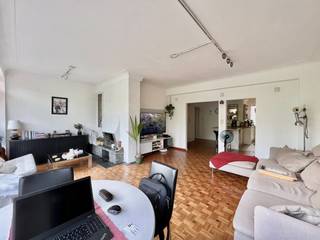 Modern ingericht GEMEUBELD twee slpk appartement, met terras.<br />Zéér centraal gelegen op een boogscheut van winkels, openbaar vervoer, scholen en snelweg. <br />Gezellige ruime woonkamer op authentieke parket met veel lichtinval en zicht op de leien.<br />Goed uitgeruste keuken met keramische kookplaat, koelkast, microgolfoven, oven en koelkast. <br />In de keuken is eveneens een wasmachine aanwezig. Vernieuwde badkamer met inloop douche.<br /><br />Huurprijs € 1340,- + 230 euro kosten (incl. provisie verwarming, water, gem. kosten) <br />Elektriciteit individueel<br />Beschikbaar vanaf 1 oktober 2026.<br /><br />Contacteer ons voor een bezoek ter plaatse via 03 203 02 02 of immo@sidimex.be