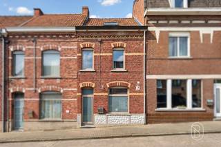 In de Kapellestraat in Ronse vinden we deze verrassend ruime gezinswoning terug. Met een bewoonbare oppervlakte van maar liefst 170 m², drie slaapkamers en een aangename buitenruimte biedt deze woning heel wat plaats voor wie op zoek is naar een comfortabele thuis.Bij het binnenkomen leidt de woning verder naar de leefruimtes. Achteraan bevindt zich het hart van de woning: een ruime keuken met aansluitend plaats voor een volwaardige eettafel. De keuken is uitgerust met de nodige toestellen en geniet dankzij de grote lichtkoepel van bijzonder veel natuurlijke lichtinval. Vanuit deze ruimte is er een open verbinding met de gezellige leefruimte, waardoor keuken, eetplaats en zithoek mooi in elkaar overvloeien.De woning beschikt in totaal over drie slaapkamers en één badkamer, verdeeld over de verschillende verdiepingen. Met 170 m² bewoonbare oppervlakte is er bovendien voldoende ruimte om wonen, slapen en thuiswerken te combineren.Ook buiten is er ruimte voorzien. Het perceel heeft een totale oppervlakte van 285 m² en beschikt over een terras en tuin, waardoor u ook buitenshuis van de nodige ruimte geniet.Op energetisch vlak behaalt de woning een EPC-label C met een score van 261 kWh/(m² jaar). Verder beschikt ze over centrale verwarming op aardgas en PVC-ramen met dubbele beglazing.Troeven:- 170 m² bewoonbare oppervlakte- 3 slaapkamers- Ruime leef- en eetruimtes- Geïnstalleerde keuken- Veel natuurlijke lichtinval- Tuin en terras- EPC-label C- Centrale verwarming op aardgas- PVC-ramen met dubbele beglazingTe koop bij Immo Beguin, met kantoren in Ronse, Waregem, Kortrijk, Lessines, Deinze, Doornik, Moeskroen en Nieuwpoort.Meer info of bezoek via info@immobeguin.be