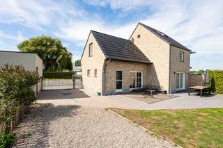 <p>Gelegen aan de Moerstraat tussen Kaprijke en Bentille vindt u deze halfopen woning die bij uitstek perfect is voor wie op zoek is naar een eigendom op een ruim perceel. De woning zelf biedt een bewoonbare oppervlakte van 155 m² en staat op een mooi perceel van 1053 m² met prachtige open zichten achteraan. De woning onderging een totaalrenovatie in 2004, wat ervoor gezorgd dat het huis in goede staat verkeert met een comfortabel EPC B label.<br /><br />Er is een vlotte verbinding richting Sint-Laureins, Eeklo en Kaprijke zodat u dicht bij alle nodige voorzieningen bent.<br /> </p>
<p>Bij binnenkomst treft u een uitnodigende woonkamer met parketvloer die naadloos overgaat in de praktisch ingerichte keuken. Vanuit de woonkamer en de keuken heeft u een mooi open zicht over de achterliggende weilanden. De woning beschikt over drie comfortabele slaapkamers, waarvan 2 op het eerste verdiep en 1 in het dakverdiep. De badkamer is goed uitgerust en beschikt over alle nodige comfort zoals een ligbad, douchecabine, toilet en meubel. Daarnaast is er buiten een handige aparte garage met aparte oprit, een ruime tuin en mooi aangelegd zuidoost gericht terras.<br /><br />Deze woning is vrij bij akte!<br /><br />Maak uw afspraak en kom deze eigendom met uw eigen ogen ontdekken:<br />Vastgoed@aclea.be - 09/377 31 77</p>