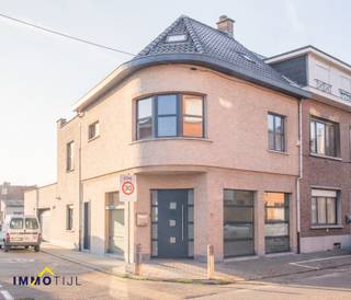 Handels/kantoor-ruimte op centrumlocatie in Lebbeke!In het centrum van Lebbeke - met grote zichtbaarheid voor ondernemers en vrije beroepen! - staat...