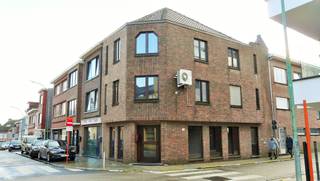 Gezellig gemeubeld 1 slaapkamer appartement in het centrum.<br /><br />Op zoek naar een instapklaar appartement op een toplocatie? <br /><br />Dit gezellige, volledig bemeubelde appartement op de 2de verdieping biedt alles wat je nodig hebt voor comfortabel wonen.<br /><br />De indeling bestaat uit een inkomhal met gang, een gezellige woonkamer met open keuken, één slaapkamer, een badkamer en een apart toilet. Vanuit het appartement geniet je bovendien van een mooi uitzicht op de Basiliek.<br /><br />Dankzij de centrale ligging woon je op wandelafstand van een superette, postkantoor, banken, horecazaken en het stadhuis. <br />Ook het park aan de Basiliek ligt vlakbij, ideaal om te wandelen of te ontspannen. <br /><br />De autosnelweg richting Leuven en Brussel bereik je bovendien in slechts enkele minuten.<br /><br />Troeven:<br /><br />Volledig bemeubeld<br />1 slaapkamer<br />Gezellige woonkamer met open keuken<br />Badkamer en apart toilet<br />Uitzicht op de Basiliek<br />Centrale ligging<br />Nabij park, winkels, horeca en openbaar leven<br />Slechts enkele minuten van de autosnelweg richting Leuven/Brussel<br />Ideaal voor een alleenstaande of starters<br />Geen lift aanwezig<br /><br />Huurprijs: €725 per maand<br />Gemeenschappelijke kosten: Geen<br />Beschikbaar vanaf: 1 september<br /><br />Interesse? <br />Neem gerust contact op voor meer informatie of een bezichtiging.<br /><br />EPC: 299 kWh/m² - UC: 20250622-0003630773-RES-1