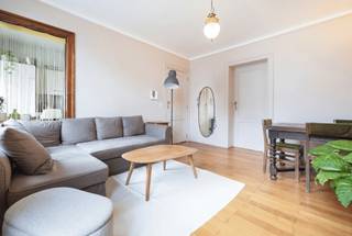 <p>Tussen de levendige voetgangerszone van de <span><span>Chaussée d’Ixelles</span></span> en de gegeerde sfeer van het <span><span>Place Saint-Boniface</span></span> ontdekt u een appartement dat perfect de Elsense levensstijl belichaamt.</p>
<p>Gelegen op de 4e verdieping van een elegant gebouw in eclectische stijl, combineert dit lichtrijke appartement van ±81 m² de charme van het oude met hedendaags comfort. Vanaf de inkomhal voelt u meteen de warme sfeer: een aangename leefruimte met parketvloer, badend in het licht, open naar een volledig uitgeruste keuken, ideaal voor dagelijks gebruik én om gasten te ontvangen.</p>
<p>Achteraan zorgt een ruime slaapkamer voor rust en privacy, weg van de levendigheid van de wijk. De comfortabele en functionele badkamer vervolledigt het geheel.</p>
<p>Bijkomende troeven: ruime kelder, conforme elektriciteitsinstallatie, individuele gasverwarming — een pand zonder onaangename verrassingen dat een ideale opportuniteit biedt voor eigen bewoning of als solide investering in een van de meest levendige en gegeerde wijken van Brussel. Gemeenschappelijke lasten: ± €75/maand. EPC: G.</p>
<p>Een karaktervol appartement op een uitzonderlijke locatie. Brusselse charme & een echt coup de cœur!</p>
<p><span>4e verdieping</span> : App. “A4” (Aandelen: 136/1000sten)</p>
<p>Inkomhal met vestiaire<br />Toilet<br />Living van ±20 m² met parketvloer<br />Volledig uitgeruste keuken van ±8 m²<br />Slaapkamer achteraan van ±20 m²<br />Badkamer (bad, 2 wastafels, ruimte voor wasmachine en stookplaats)</p>
<p>Kelderverdieping: Kelder C4</p>