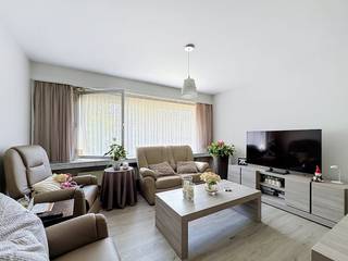 Droom je van een instapklaar stekje met een heerlijke tuin? Dit lichtrijke gelijkvloers appartement te huur in Merksem combineert comfortabel wonen met een uitstekende ligging nabij het groen en de stad. Met alle voorzieningen om de hoek is dit dé ideale plek voor wie zorgeloos wil huren.<br /><br />Indeling van het appartement:<br />-Leefruimte (29 m²): ruime en gezellige woonkamer met veel natuurlijk licht.<br />-Keuken (7 m²): praktisch ingericht en voorzien van een ijskast met vriesvak, combi-oven, kookplaat en een enkele spoelbak.<br />-Slaapkamer (13 m²): rustig gelegen aan de tuinkant<br />-Badkamer (4,5 m²): Uitgerust met een douche, een enkel lavabomeubel met extra opbergruimte en een aansluiting voor de wasmachine.<br />-Berging (6,5 m²): Handige interne opbergruimte.<br />-Apart gastentoilet.<br />-Tuin (60 m²): Zonnige tuin inclusief een uitnodigend zonneterras en een handig achterpoortje.<br /><br />Bijzonderheden<br />-Voorzien van rolluiken<br />-Instapklaar: Inclusief aanwezige verlichting en gordijnen.<br />-Vlak bij openbaar vervoer, invalswegen en het centrum van Merksem.<br />-Beschikbaar vanaf<br />-EPC: C<br />-Gemeenschappelijke kosten:<br /><br />Ben jij geïnteresseerd om dit vastgoed te huren in Merksem? Aarzel dan niet om ons te contacteren. Het Dewaele vastgoedkantoor van Merksem aan de Lambrechtshoekenlaan 183 staat graag tot uw dienst.
