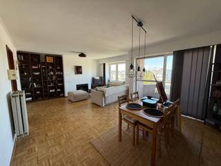 Dit appartement heeft 2 ruime slaapkamers met balkon en een mooi weids uitzicht op wandelafstand van het centrum. <br /><br />De lift brengt ons naar de 3de verdieping en via de inkomdeur komen we in de hal met een ingemaakte kast voor het opbergen van jassen en schoenen. Van daaruit kunnen we naar de woonkamer met een gezellige parketvloer, mooi uitzicht en schuifraam met overdekt terras waar het leuk zitten is in de zomermaanden. Aanpalend hebben we een halfopen keuken met oven, koelkast, vaatwasser en inductie kookplaat. <br /><br />In de gang hebben we nog toegang tot een berging met ingemaakte kasten, een apart toilet, de badkamer met meubel, bad en douche. Aan de achterzijde bevinden zich 2 ruime slaapkamers met een eigen balkon.<br /><br />Een voordeel bij dit appartement is dat er in de woonkamer lamellen aanwezig zijn voor het regelen van privacy en lichtinval en in de slaapkamers gordijnen als verduistering. Overal werd ook verlichting voorzien. <br /><br />In de slaapkamer is er tevens een kledingkast aanwezig en in de woonkamer een ingemaakte open kast die gebruikt kan worden om boeken of cd's te bewaren. <br /><br />Het onderhoud van de gemeenschappelijke delen wordt gedaan door een firma. <br /><br />Voor het private waterverbruik en voor de gemeenschappelijke kosten wordt er een maandelijks voorschot van 100 euro aangerekend, dit zit bij in de totale huurpijs. Netto huurprijs bedraagt 825€.<br />Een afrekening ontvang je dan jaarlijks van de eigenaar en syndicus. <br /><br />Beschikbaar vanaf 15/11/2026<br /><br />Heb je interesse? Vraag uw bezoek aan via onze website https://www.immovl.be/te-huur/list en druk op de knop '<strong>IK WENS EEN BEZOEK'</strong>.