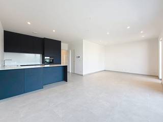 Au cœur de la charmante ville de Kruishoutem, nous trouvons cet appartement neuf à louer. L'appartement est situé au premier étage et dispose de 2 chambres et de 2 terrasses spacieuses. La cuisine est équipée d'appareils encastrés et dispose d'un débarras séparé. Les magasins, les supermarchés et les écoles sont accessibles à pied. Des villes comme Gand et Courtrai sont facilement accessibles via l'autoroute E17 (à 5 minutes). Place de parking requise : 50 €/moisMISE EN PAGE :hall d'entrée - chambre 1 - chambre 2 - salle de bain (double vasque, douche) - débarras - toilettes - cuisine ouverte - salon - terrasse 1 - terrasse 2 - rangement au sous-sol - place de parking et rangement (50 €/mois)AVANTAGES :+ Appartement lumineux + Appartement économe en énergie+ Emplacement central+ Terrasse couverteLe moyen le plus rapide pour visiter cette propriété ? Demandez votre visite via le bouton rouge de notre site web (www.dewaele.com) et vous serez contacté par notre expert en location Nicolas. Les rendez-vous ne peuvent pas être pris par téléphone. Pour toute autre question, vous pouvez nous contacter par téléphone au 055 20 80 20.