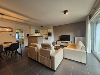 <p><span>Klik op BEZOEK AANVRAGEN op onze website (www.immo-zone.be) en boek online uw afspraak in.</span><span> </span></p><p><span>Dit aangename appartement is gelegen in een charmant, landelijk appartementsgebouw en biedt een moderne en praktische indeling. Het beschikt over een open leefruimte die naadloos overgaat in de volledig uitgeruste keuken, voorzien van alle nodige toestellen.</span></p><p><span>Het appartement heeft twee comfortabele slaapkamers en een badkamer met douche, lavabo en meubel. Er zijn aansluitingen voor een wasmachine en droogkast aanwezig. Daarnaast biedt het een apart toilet en een handige berging voor extra opbergruimte.</span></p><p><span>Buiten geniet je van een prachtig terras met een rustig uitzicht, ideaal voor ontspanning. Ondergronds vind je een privé-fietsenberging en een garage, zodat je steeds over voldoende opslagruimte beschikt. De verwarming is voorzien via een energiezuinige gasinstallatie.</span></p><p><span>Het appartement is beschikbaar vanaf 1 december of 1 januari. Huurpijs 750 euro + 80 euro gemeenschappelijke kosten.</span></p>