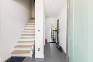 Dit gebouw is gelegen op de hoek van de Kapelstraat en de Charlotta Finckstraat te Hoboken, op een uitstekende locatie in de nabijheid van winkels, scholen en openbaar vervoer.<br /><br />Het pand omvat een handelsgelijkvloers (momenteel verhuurd als frituur) en een modern duplex-appartement met 3 slaapkamers en een aparte ingang.<br /><br />Via de Kapelstraat 328 betreedt u het handelsgelijkvloers. Deze handelsruimte van meer dan 60 m² beschikt over een apart toilet voor klanten en een achterliggende werkruimte van 30 m² met directe toegang tot de garage. Dankzij de huidige uitbating als frituur geniet u van een stabiel huurrendement.<br /><br />Het duplex-appartement, bereikbaar via de Charlotta Finckstraat 2, verwelkomt u met een ruime inkomhal, gastentoilet en berging. Op de eerste verdieping bevindt zich de lichtrijke leefruimte met toegang tot het terras en een volledig uitgeruste open keuken. Deze is voorzien van o.a. een inductiekookplaat, ingebouwde friteuse, dampkap, vaatwasser, ingebouwd koffiemachine, oven, microgolf en een Amerikaanse koelkast met wijnkoeler. Daarbovenop vindt u een praktische berging met aansluiting voor wasmachine en droogkast.<br />Op de tweede verdieping bevinden zich 3 ruime slaapkamers (20 m² / 19 m² / 9 m²), een apart toilet en een luxueuze badkamer. De badkamer beschikt over een inloopdouche, badkamermeubel, spiegel en handdoekdroger. De badkamer staat in verbinding met een dressing van maar liefst 13 m², afgescheiden met een elegante glazen wand.<br /><br /><br />Troeven<br />+ Verhuurd handelsgelijkvloers – onmiddellijke opbrengst<br />+ Modern duplex-appartement met 3 slaapkamers<br />+ Volledig uitgeruste keuken<br />+ Ruime dressing & luxueuze badkamer<br />+ Goed EPC<br />+ Centrale ligging in Hoboken<br /><br />Ook intresse in dit gebouw? Neem contact op voor een bezoek ter plaatsen op 03 337 50 70 of via info@vbvastgoed.be