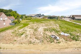 <p><strong>Bouw jouw droomwoning in Glabbeek, de mooiste gemeente van Vlaanderen!</strong><br />Grijp nu de kans om te wonen op<span> </span><strong>één van de vier prachtige bouwgronden voor halfopen bebouwing</strong><span> </span>in de<span> </span><strong>rustige en groene omgeving</strong><span> </span>van<span> </span><strong>Glabbeek</strong>, de verkozen beste gemeente van Vlaanderen.</p>
<p>Deze percelen bieden je de perfecte combinatie van<span> </span><strong>natuur, rust en privacy</strong>. Gelegen in een landelijke omgeving, maar toch dichtbij alle nodige voorzieningen, geniet je hier van de voordelen van het platteland, met voldoende ruimte voor jezelf en je gezin. Glabbeek staat bekend om haar<span> </span><strong>hoge levenskwaliteit</strong>,<span> </span><strong>veilige en kindvriendelijke sfeer</strong><span> </span>en<span> </span><strong>hechte gemeenschap</strong>.</p>
<p><span> - </span><strong>4 ruime bouwgronden</strong><span> </span>voor halfopen bebouwing<br /><span> - </span><strong>Landelijke ligging</strong><span> </span>met adembenemend uitzicht<br /><span> - </span>Gelegen in de<span> </span><strong>gewaardeerde gemeente Glabbeek</strong>, ideaal voor wie rust en natuur zoekt<br /><span> - </span><strong>Volledig vrij in ontwerp</strong>: werk samen met je architect en geef je woning de stijl die bij jou past<br /><span> - </span>Perfect voor<span> </span><strong>gezinnen en jonge koppels</strong><span> </span>die de natuur willen omarmen</p>
<p>Glabbeek biedt een<span> </span><strong>ideale leefomgeving</strong><span> </span>waar je kunt genieten van een gezonde, natuurlijke levensstijl, terwijl je tegelijkertijd onderdeel uitmaakt van een dynamische en gezellige gemeenschap. Hier bouw je niet zomaar een huis, maar een plek waar je je écht thuis kunt voelen.</p>
<p><strong>Wil je meer weten of een plaatsbezoek inplannen? Contacteer ons vandaag nog!</strong></p>