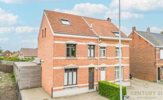 <p>Centraal gelegen halfopen bebouwing in <strong>uitstekende staat van onderhoud</strong>, die doorheen de jaren zorgvuldig werd gerenoveerd en geüpdatet. Deze ruime woning combineert comfort, functionaliteit en een aangename buitenbeleving. Voor de deur beschikt u over parkeergelegenheid, terwijl de <strong>automatische carport met plaats voor 2 wagens</strong> doorgang geeft naar de achterliggende tuin.</p>
<p>U betreedt de woning via de inkomhal met voldoende ruimte voor jassen en schoenen. De ruime woonkamer vormt een aangename leefruimte en sluit naadloos aan op de gezellige leefkeuken, die voorzien is van alle comfort, een eetplaats en een lichtrijke lichtstraat. Achter de keuken bevindt zich een knusse tv-hoek met zicht op het terras en het zwembad. Op het gelijkvloers vindt u eveneens een badkamer met inloopdouche, wastafel en toilet.</p>
<p>Op de eerste verdieping bevinden zich twee ruime slaapkamers en een verzorgde badkamer met ligbad, wastafel en toilet. De tweede verdieping biedt nog eens twee extra slaapkamers en een praktische bergruimte.</p>
<p>De tuin vormt een echte troef: fraai aangelegd met terrassen aan beide uiteinden, een recent geplaatst <strong>verwarmd zwembad met roldek</strong> en een royaal bijgebouw dat perfect kan dienen als werkhuis, mancave of hobbyruimte. Bovendien wordt er door de buur een mooie leilinde aangeplant, wat zorgt voor extra privacy en een groene omkadering.</p>
<p>Technisch is de woning volledig up-to-date: dak vernieuwd in 2017 met 14 cm isolatie, condensatieketel (2018), zonnepanelen (2018), airco (2023), verwarmd zwembad (2023) en een recente badkamer op het gelijkvloers (2025).</p>
<p>Kortom, een instapklare en bijzonder complete woning op een centrale ligging met alles wat u nodig heeft voor comfortabel wonen.<br /><br />Uw eigendom verkopen? Bel ons voor een gratis en vrijblijvende schatting via 014 48 12 21.</p>
