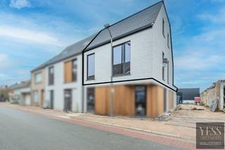 <h3>Lichtrijk duplex appartement met 3 slaapkamers en 2 parkings</h3>
<p>💡 <strong>Aankoop aan 6% btw mogelijk, mits voldaan wordt aan de voorwaarden.</strong></p>
<p>Ruime en lichtrijke duplex appartement met een <strong>NETTO bewoonbare oppervlakte van maar liefst 107 m²</strong>.</p>
<ul>
<li><strong>1 slaapkamer op het gelijkvloers</strong></li>
<li><strong>2 slaapkamers op de verdieping</strong></li>
<li><strong>Terras 16 m²</strong></li>
</ul>
<p>Dankzij de royale raampartijen en de doordachte indeling geniet u hier van een aangename, open en comfortabele woonbeleving.</p>
<p>Extra troef: bij het appartement horen <strong>2 privatieve parkeerplaatsen</strong>, zijnde <strong>parking P1 (met laadpaal) en P6</strong>.<br /><br />Prijs appartement + 1 staanplaats P1 = 325.000€ (excl. kosten) + P6 = 9000€ (excl. kosten).</p>
<p>Een ideale woonopportuniteit voor gezinnen, koppels of investeerders die op zoek zijn naar ruimte, functionaliteit en comfort.</p>
<p><strong>Interesse? Contacteer ons voor meer informatie of een bezoek ter plaatse.</strong><br />☎ 050 33 59 03<br />✉ info@yess-vastgoed.be</p>