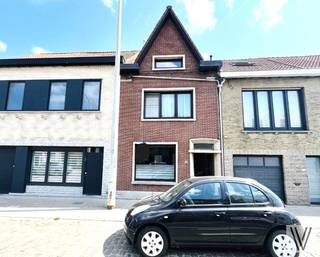 Deze charmante en goed onderhouden gezinswoning met tuin is ingedeeld als volgt: op het gelijkvloers is er de inkomhal met daarop volgend de gezellige woon/leefruimte , een aparte keuken, een badkamer en een kelder. Op het eerste verdiep is er de nachthal met aansluitend 2 slaapkamers. Volgend is er een zolderverdieping die ingericht is met 2 slaapkamers. Er is een ruime onderhoudsvriendelijke tuin achteraan de woning. Er is een vlotte verbinding met de autosnelweg richting Gent en Brugge. Winkels, scholen en andere voorzieningen bevinden zich op korte afstand.<br />Een ideale woning voor gezinnen die op zoek zijn naar ruimte en comfort in een gunstige ligging!<br />Zonnepanelen aanwezig!!!<br />