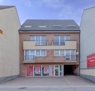 <p>Commerciele ruimte op strategie locatie met parking</p><p>Gelegen langs de N8 tegenover supermarkt.</p><p> </p><p>Deze aangename commerciële, gelijkvloerse verdieping met twee voorliggende parkeerplaatsen geniet enorm veel lichtinval dankzij de vitrine met breedte van 7.5m. <br /><br />Deze ruimte is uiterst geschikt als winkel, kantoren/burelen, (para)medische praktijk of andere toepassingen waarbij nabijheid van invalswegen en toegankelijkheid vanuit het Brussels Gewest of binnenland een must is. </p><p> </p><p>De handelszaak kent een bruto oppervlakte van ca 77m² en omvat een grote open ruimte langs de voorzijde van het gebouw en een kichenette/bureel langs de achterzijde. Er is één apart toilet voorzien.</p><p> </p><p>Vooraan omvat de ruimte ca 46m² die perfect modulair ingericht kan worden met ontvangstruimte, meerdere kantoren/praktijken of praktische open oppervlakte zoals op heden.</p><p> </p><p>Er zijn voorzieningen aanwezig zoals elektrische rolluiken, alarmsysteem, keukenhoek, eigen CV-installatie, ....<br /><br />Dankzij de kleine mede-eigendom met slechts 5 units, zijn de gemeenschappelijke kosten zeer beperkt.<br /><br />Ontdek deze praktische en veelzijdige eingendom na afspraak via rune.stallaert@living-stone.be</p>