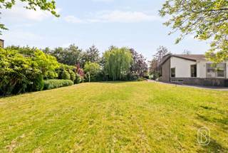 Prachtig bouwperceel van 900 m² gelegen in het gegeerde villapark De Piste te Zulte.Ideaal perceel voor het realiseren van een ruime alleenstaande villa in een residentiële, rustige en groene omgeving. Geniet van een unieke combinatie van privacy, wooncomfort en een uitstekende bereikbaarheid naar winkels, scholen en verbindingswegen.Zeldzame opportuniteit op een toplocatie in één van de meest gegeerde woonwijken van Zulte.Meer info? arne@immobeguin.be