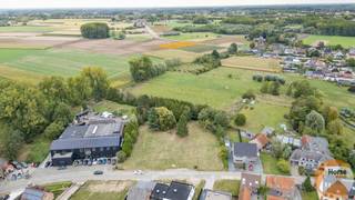 BAVEGEM - Deze bouwgrond met achterliggende weide (lot 1 en lot 7 op het verkavelingsplan) voor een halfopen bebouwing is gelegen langs...