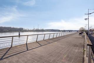 Dit appartement is gelegen aan de Kaai in Boom, binnen de verzorgde Residentie De Veerdam, met een uniek uitzicht over de oevers van de Rupel.Bent u op zoek naar een plek waar rust en bereikbaarheid samenkomen? Dit prachtig gelegen vastgoed biedt u een panoramisch zicht op het water, terwijl u zich op wandelafstand van het centrum van Boom en recreatiedomein De Schorre bevindt. Dankzij de nabijheid van de A12 en E19 geniet u bovendien van een vlotte verbinding richting Antwerpen, Brussel en Mechelen.De indeling van dit appartement ziet er als volgt uit:-Ruime inkomhal voorzien van een gastentoilet.-Leefruimte: lichtrijke woonkamer met directe toegang tot het terras.-Keuken: ingerichte keuken -Slaapkamer 1 : circa 15 m² met toegang tot terras -Slaapkamer 2 : circa 12m²-Badkamer: uitgerust met een nieuwe inloopdouche, dubbele lavabo en een tweede toilet.-Berging: praktische wasplaats en extra bergruimte in het appartement zelf.-Buitenruimte: twee terrassen (6 en 4 m²) waarvan één met een mooi zicht op de Rupel.Dit aanbod is inclusief een ondergrondse autostaanplaats en een ruime kelderberging , wat een grote troef is in deze buurt. Het appartement heeft een goede energiescore : Label BDe eigendom wordt aangeboden via de Pre-sale formule. Op 01/04/2026 tussen 10:00 en 18:00 kan u de woning op afspraak komen bezichtigen en een bod uitbrengen. De vermelde prijs is een instelprijs. Voor meer info, gelieve contact op te nemen met de dossierverantwoordelijke.