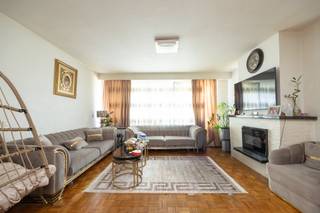 <p>In het populaire Deurne Zuid vinden we in een gebouw met 6 appartementen dit leuke appartement terug op de eerste verdieping. Het appartement is te bereiken via trap of lift. We betreden het appartement in een aangename inkomhal. Aan de voorzijde is er een ruime living op blokjesparket met zicht op het groene pleintje voor de deur. Naast de leefruimte is er een keuken met basisinrichting (kookvuur, dampkap, dubbele spoelbak).</p><p></p><p>Aan de achterzijde vinden we een badkamer met bad en enkele lavabo. Hier vinden we ook de wasmachine en individuele ketel terug. Op de gang is er een apart toilet. Achteraan zijn er drie volwaardige slaapkamers (14,50 m en 23,30 m²). Tenslotte is er een leuk terras aanwezig met West-oriëntatie waar u kan genieten van de middag- en avondzon. Grote troef is de helft van de koer beneden die ter beschikking staat van dit appartement (+- 40 m²)</p><p></p><p>Op de gelijkvloerse verdieping vinden we een kelderberging terug.</p><p></p><p>Het appartement is heden verhuurd aan 959,05 €. De maandelijkse kosten bedragen ongeveer 75 €/maand. Boek snel uw afspraak via 03/459.89.59 of via onze website.</p>