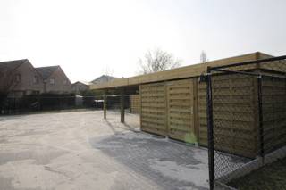 1 parkeerplaats achter een nieuwbouwappartement.Een veilige plaats voor uw wagen.Bijkomend: 5,00 eur syndic...