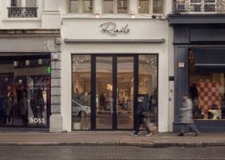 Dit handelspand is gelegen in de Huidevettersstraat, vlakbij de Meir, en beschikt over een commerciële eerste verdieping (+/- 74m²) en op de 2e en 3e verdieping is er ruimte voor stockage. De winkel van +/-88m² bevindt zich tussen "Fratelli Rossetti" en "Hugo Boss", vlakbij "Swarovksi", "Natan", "Selected", "Ici Paris XL", "Essentiel Antwerp", "Tensen", "Michael Kors" e.a.