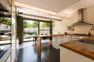 <p><span>Prachtige karakterwoning met zonnige tuin te huur in de Orchideeënstraat te Wilrijk. </span></p><p><span> </span></p><p><span>Indeling</span></p><p><span>Kelderverdieping: </span></p><p><span>- droge stockagekelder</span></p><p><span> </span></p><p><span> </span></p><p><span>Gelijkvloers: </span></p><p><span>- inkomhal </span></p><p><span>- apart toilet </span></p><p><span>- aparte berging met ligplanken en ruimte voor vriezer</span></p><p><span>- voorste leefruimte (momenteel ingericht als bibliotheek)</span></p><p><span>- ingerichte dubbele bureau </span></p><p><span>- woonkamer </span></p><p><span>- volledig ingerichte keuken (vaatwas, dubbele spoelbak, gasfornuis, dampkap, microgolf, oven,..)</span></p><p><span>- eetkamer </span></p><p><span>- zonnige tuin met terras </span></p><p><span> </span></p><p><span> </span></p><p><span>Tussenverdieping</span></p><p><span>- badkamer voorzien van nieuwe douche, ligbad, dubbele lavabo met meubel, tweede toilet, dressing en wasruimte </span></p><p><span> </span></p><p><span> </span></p><p><span>Bovenste verdieping</span></p><p><span>- slaapkamer 1 (16m²) met mooi weggewerkte opbergwand achter gordijn </span></p><p><span>- slaapkamer 2 (12 m²)</span></p><p><span> </span></p><p><span> </span></p><p><span>Extra informatie: </span></p><p><span>- beschikbaar vanaf 1 oktober 2026</span></p><p><span>- plexi lichtkoepel werd recent vervangen door driedubbel glas (nog niet opgenomen in het huidige EPC)</span></p><p><span>- eventueel behoud van gewenste meubels mogelijk</span></p><p><span> </span></p><p><span> </span></p><p><span>Ben jij geïnteresseerd in deze woning te huur in Wilrijk, ben je op zoek naar ander vastgoed, een investering of wens je de waarde van jouw eigendom te kennen? Dan ben je bij BOLT Immo aan het juiste adres! Wij helpen jou graag verder.</span></p><p><span> </span></p><p><span> </span></p><p><span> </span></p><p><span> </span></p>