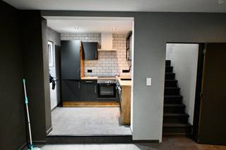 Grotendeels gerenoveerde woning met diepe tuin ! <br /><br />Indeling : Inkomhal , apart toilet , woonkamer , eetplaats , keuken , kelder .<br />Verdiep : 3 slaapkamers , badkamer . <br /><br />Diepe tuin met tuinberging .<br />Tuin bereikbaar langs de zijkant van de woning of langs achter , makkelijk voor fietsen of afval . <br /><br />Zonnepanelen voorzien met thuisbatterij ! <br /><br />De diepe tuin loop helemaal door tot tegen de Visvijverstraat . <br />Mogelijk kan er mits samenvoegen van een aanpalend perceel een perceel bouwgrond gevormd worden tegen de Visvijverstraat . <br /><br /> 