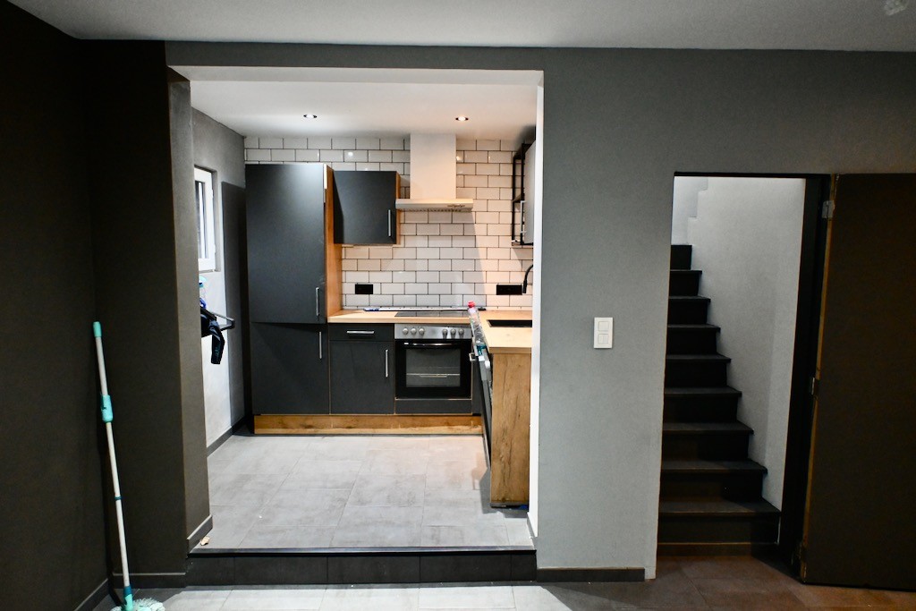 Grotendeels gerenoveerde woning met diepe tuin ! - foto 2