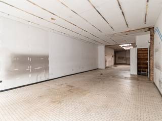 <p><span> </span></p><p><span>In de bruisende Driekoningenstraat, midden in het hart van Berchem, vind je dit grote, lichte handelspand dat je nog helemaal kunt renoveren naar wens. Een winkel, restaurant, galerij, of een crossfitruimte? Met het enorme gelijkvloers kan je heel wat kanten uit!  </span></p><p><span> </span></p><p><span>Van buitenaf zie je het hier al meteen: een etalage die de hele gevelbreedte beslaat, dat staat steevast garant voor véél licht! Het gelijkvloers bestaat uit een voorste gedeelte op een witte tegelvloer, en een achterste gedeelte - inclusief twee toiletten - dat een tikje industriëler aanvoelt, door de ruwe betonvloer en de dakkoepels. Het voordeel: de ruimte strippen is hier kinderspel! Mogelijkheid tot projectgrond mits vergunning.</span></p><p><span> </span></p><p><span>Van winkel tot coworkingspace, alles kan!</span></p><p><span>Met 136m2 heb je hier enorm veel opties, van een grote winkel tot een restaurant met loungehoek of binnentuin, tot een strakke galerij… Of toch liever een coworkingspace? Alles kan en mits een vergunning kan je deze plek zelfs nog omvormen tot projectgrond!</span></p><p><span> </span></p><p><span>Halverwege de ruimte neem je de trap naar boven, waar je aan de voorzijde een verouderde, maar enorm lichte leefruimte vindt op een plankenvloer en een sierschouw, terwijl je achteraan nog een grote verouderde keuken met enkel een spoelbak hebt, ook op een plankenvloer, met een apart toilet.</span></p><p><span>Deze verdieping kan je na een totale make-over inrichten als kantoorruimte, vergaderruimte, of als grote studio. Up to you!</span></p><p><span> </span></p><p><span>Middenin het bruisende centrum</span></p><p><span>Je zit hier pal in het midden van de bruisende Driekoningenstraat in hartje Berchem. Een prima locatie voor een handelspand, met veel passage. Je hebt hier allerlei winkels, van supermarkten tot apothekers, scholen, banken, etc. Met de Grote Steenweg aan de ene kant en Berchem station aan de andere, ben je hier de stad zo in en weer uit! Ook het trendy Groen Kwartier met het PAKT als hotspot is hier op 10 minuutjes wandelen. En met het Albertpark en het Brilschanspark op wandelafstand, hoef je niet ver voor een stukje groen. </span></p><p><span> </span></p>